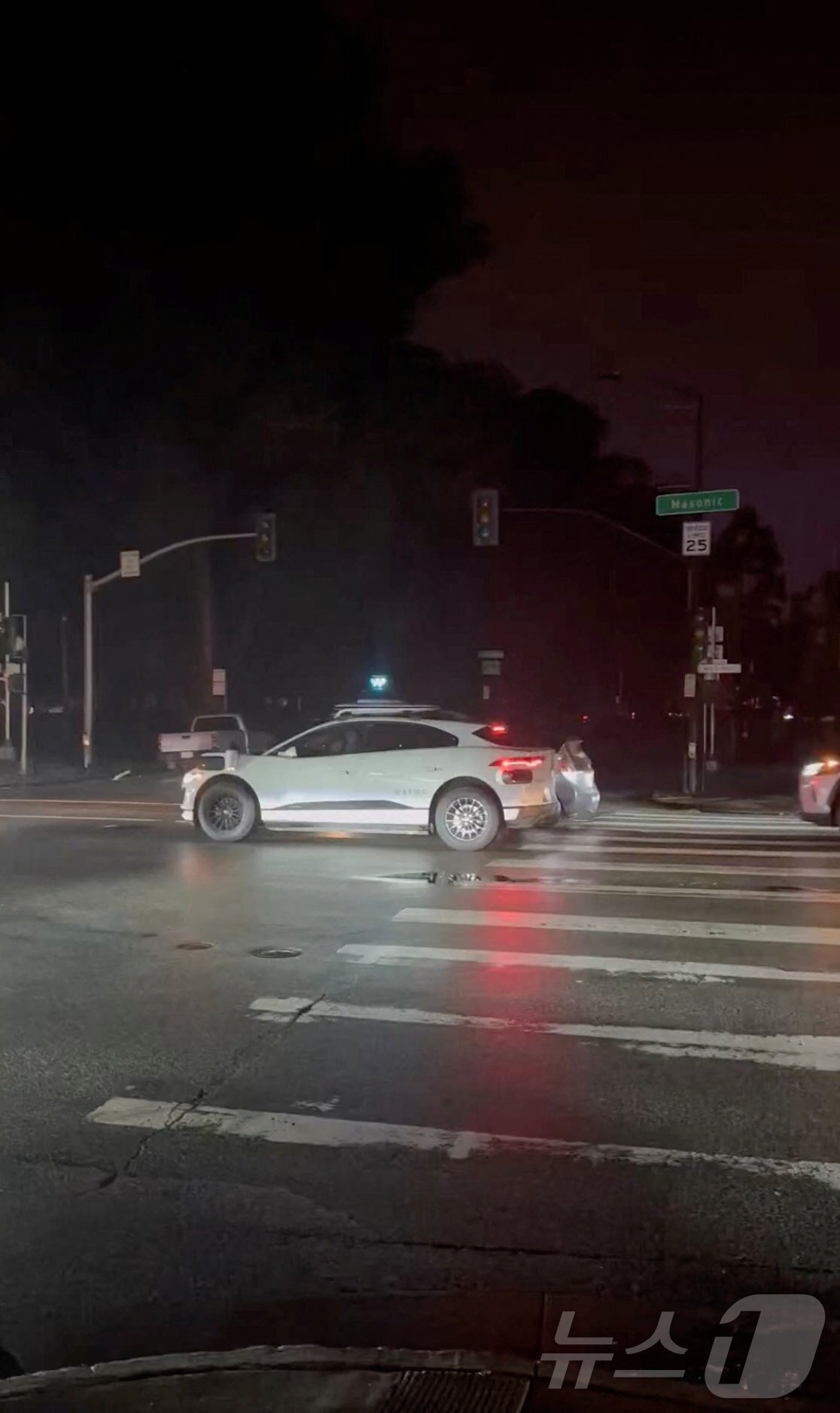 본문 이미지 - 20일(현지시간) 미국 캘리포니아주 샌프란시스코의 한 도로 위에 멈춰선 웨이모 차량. 변전소 화재로 인한 정전 사태로 교통 신호 체계에도 차질을 빚은 가운데 완전자율주행 차량인 웨이모도 운행을 중단했다.(재판매 및 DB금지) 2025.12.21. ⓒ 로이터=뉴스1 ⓒ News1 류정민 특파원