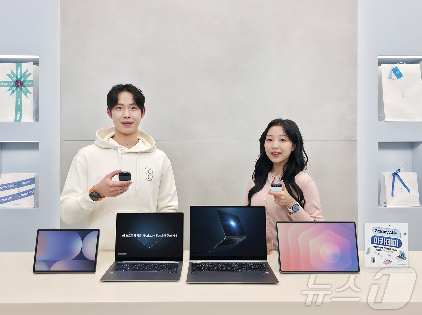 (서울=뉴스1) = 삼성전자가 내년 1월 1일부터 3월 31일까지 졸업∙입학 시즌을 맞아 '갤럭시 AI 아카데미' 프로모션을 진행한다고 22일 밝혔다. 사진은 삼성전자 모델이 졸업 …