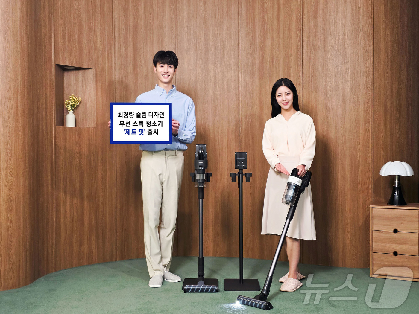 (서울=뉴스1) = 삼성전자가 가볍고 슬림한 디자인과 최대 180W의 흡입력으로 사용성을 크게 높인 무선 스틱 청소기 '제트 핏' 신제품을 오는 23일부터 판매한다고 22일 밝혔다 …
