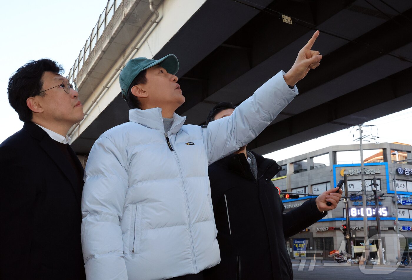 본문 이미지 - 오세훈 서울시장이 22일 오전 서울 성북구 북부간선도로 고가 인근 강북횡단 지하고속도로 사업 현장을 찾아 둘러보고 있다. 2025.12.22/뉴스1 ⓒ News1 김진환 기자