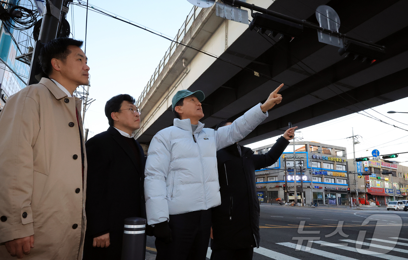 (서울=뉴스1) 김진환 기자 = 오세훈 서울시장이 22일 오전 서울 성북구 북부간선도로 고가 인근 강북횡단 지하고속도로 사업 현장을 찾아 둘러보고 있다. 2025.12.22/뉴스1 …