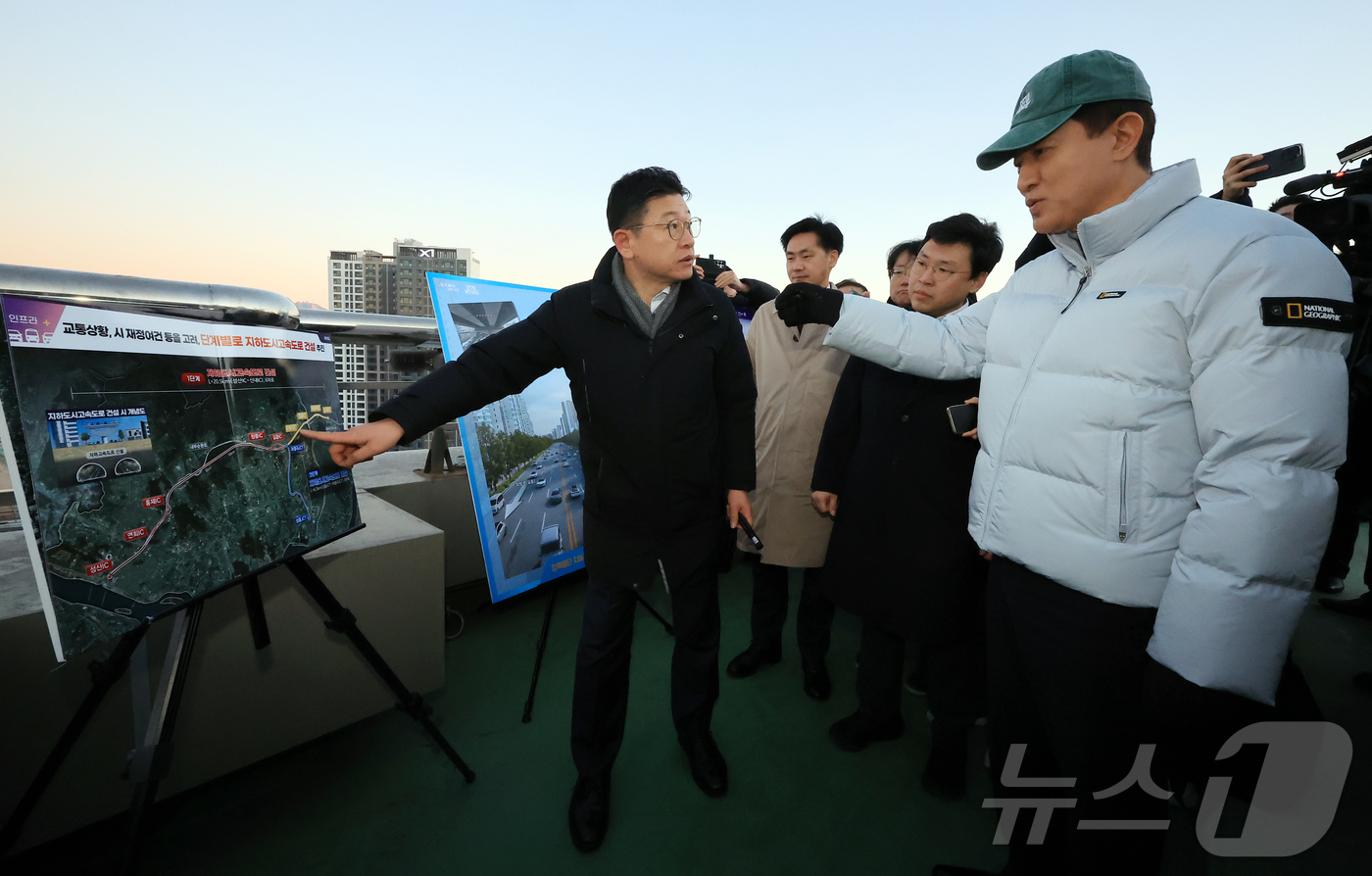 (서울=뉴스1) 김진환 기자 = 오세훈 서울시장이 22일 오전 서울 성북구 북부간선도로 고가 인근 강북횡단 지하고속도로 사업 현장을 찾아 둘러보고 있다. 2025.12.22/뉴스1 …