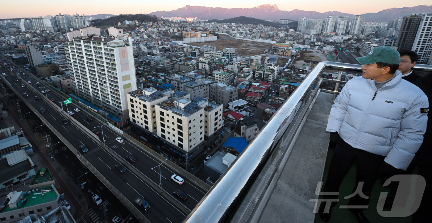 (서울=뉴스1) 김진환 기자 = 오세훈 서울시장이 22일 오전 서울 성북구 북부간선도로 고가 인근 강북횡단 지하고속도로 사업 현장을 찾아 둘러보고 있다. 2025.12.22/뉴스1 …