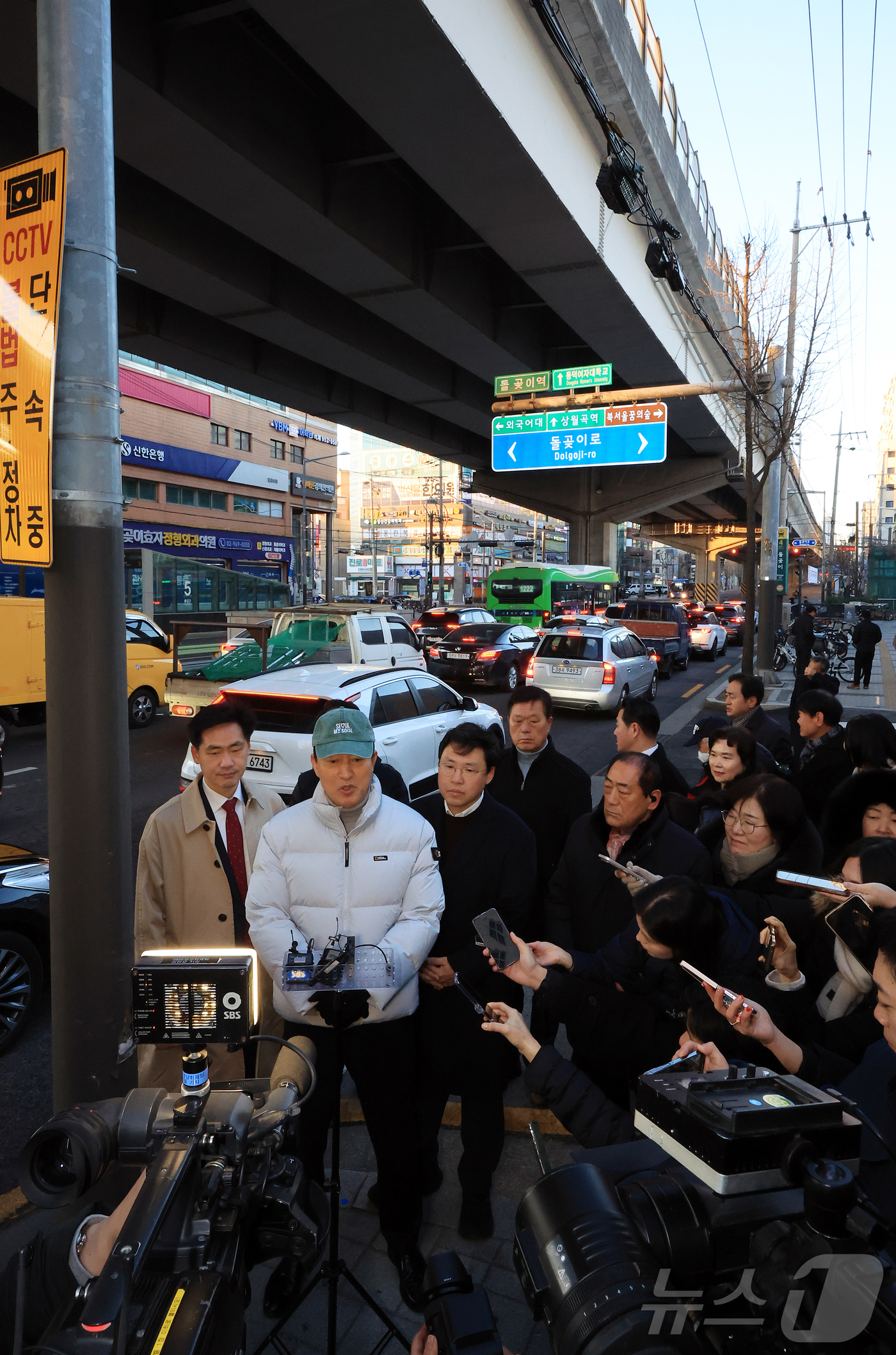 (서울=뉴스1) 김진환 기자 = 오세훈 서울시장이 22일 오전 서울 성북구 북부간선도로 고가 인근 강북횡단 지하고속도로 사업 현장을 찾아 점검한 뒤 브리핑을 하고 있다. 2025. …