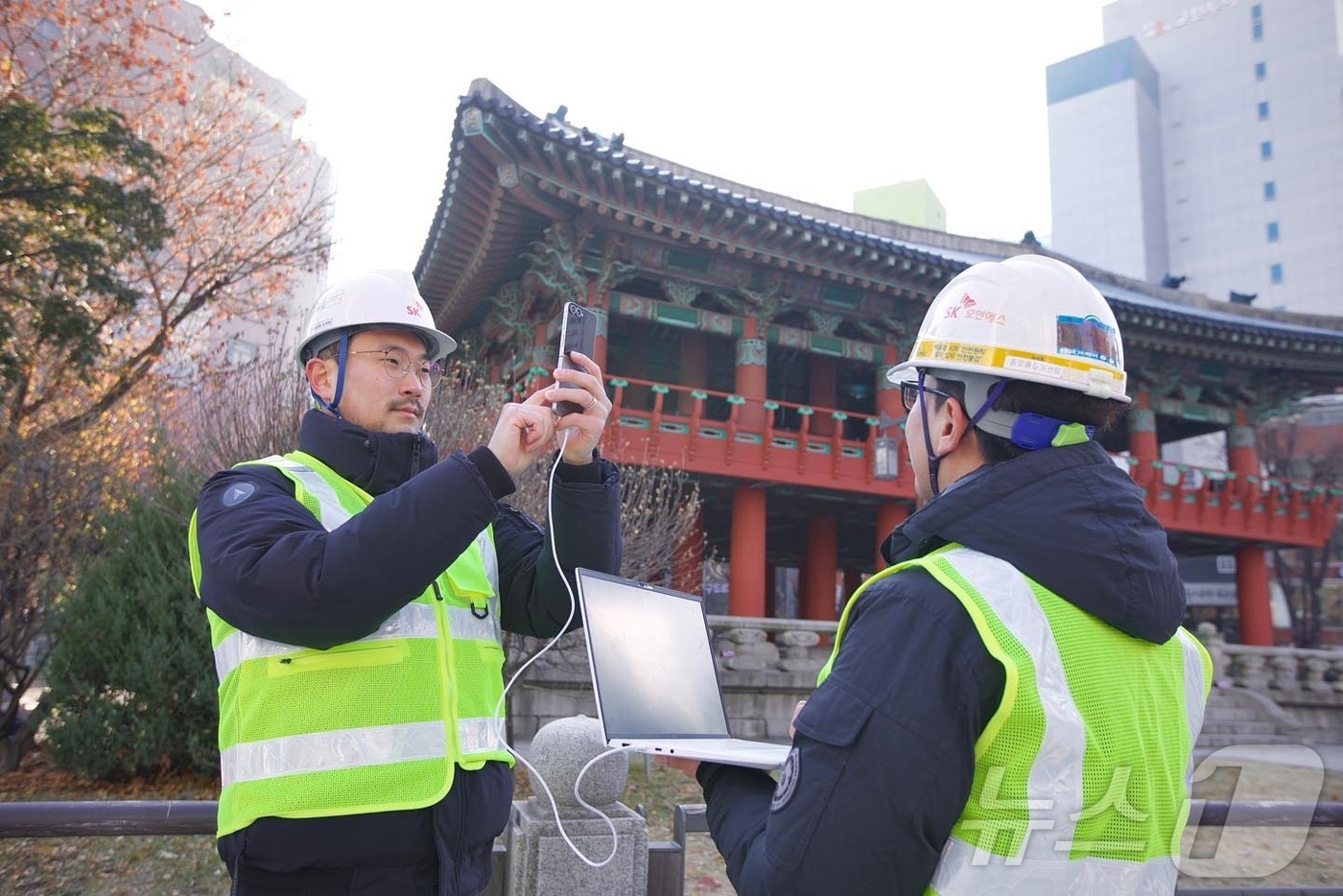 (서울=뉴스1) = SKT가 성탄절 전후와 연말연시 기간 통신 트래픽 증가에 대비해 이동통신 품질 집중 관리에 돌입했다고 22일 밝혔다. 사진은 통신 상태를 확인하는 SKT 직원들 …