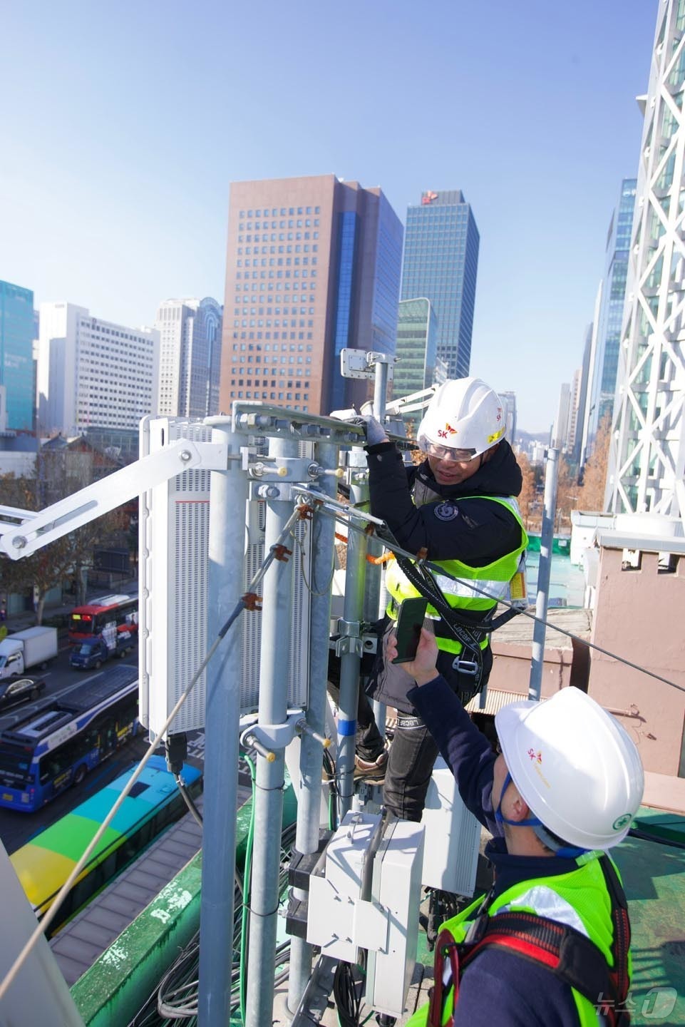 (서울=뉴스1) = SKT가 성탄절 전후와 연말연시 기간 통신 트래픽 증가에 대비해 이동통신 품질 집중 관리에 돌입했다고 22일 밝혔다. 사진은 통신 상태를 확인하는 SKT 직원들 …