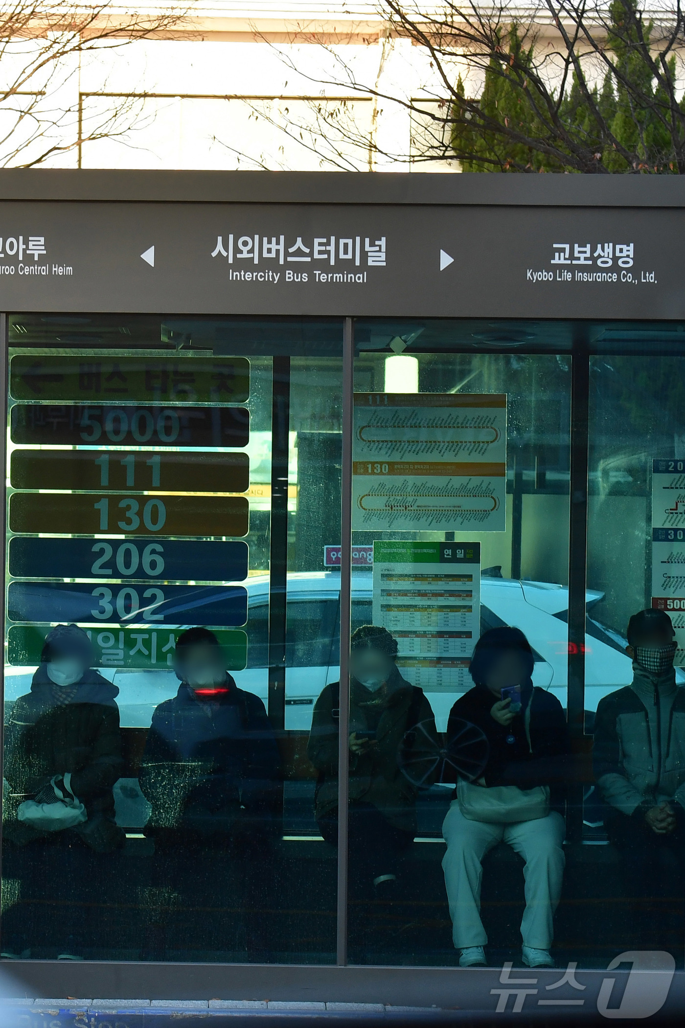 (포항=뉴스1) 최창호 기자 = 절기상 동지인 22일 경북 포항시 남구 시외버스터미널 앞 스마트 승강장(미세먼지스마트 정류장)에서 출근길에 나선 시민들이 잠시 추위를 피하고 있다. …