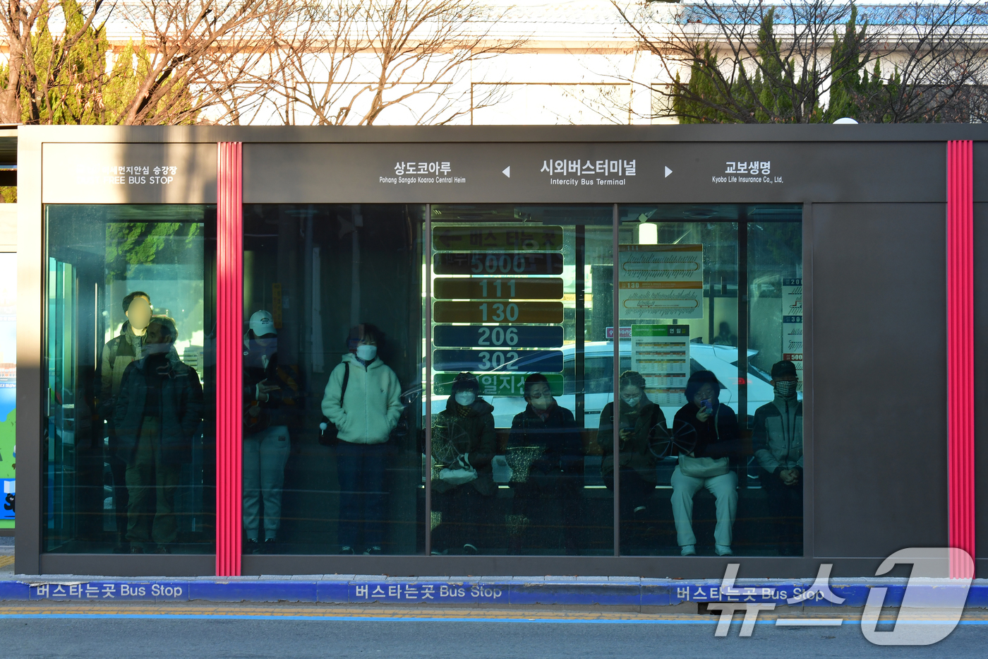 (포항=뉴스1) 최창호 기자 = 절기상 동지인 22일 경북 포항시 남구 시외버스터미널 앞 스마트 승강장(미세먼지스마트 정류장)에서 출근길에 나선 시민들이 잠시 추위를 피하고 있다. …