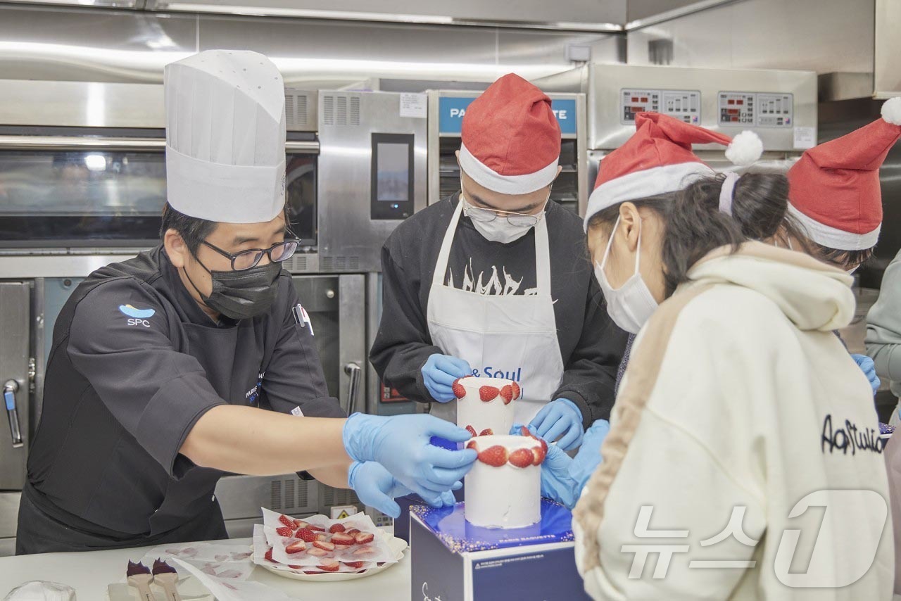 (서울=뉴스1) = SPC그룹이 연말을 맞아 발달장애인 제과제빵 근로자를 위한 교육 기부를 진행했다고 22일 밝혔다. 사진은 파리크라상 송파교육장에서 지난 19일 SPC그룹의 전문 …