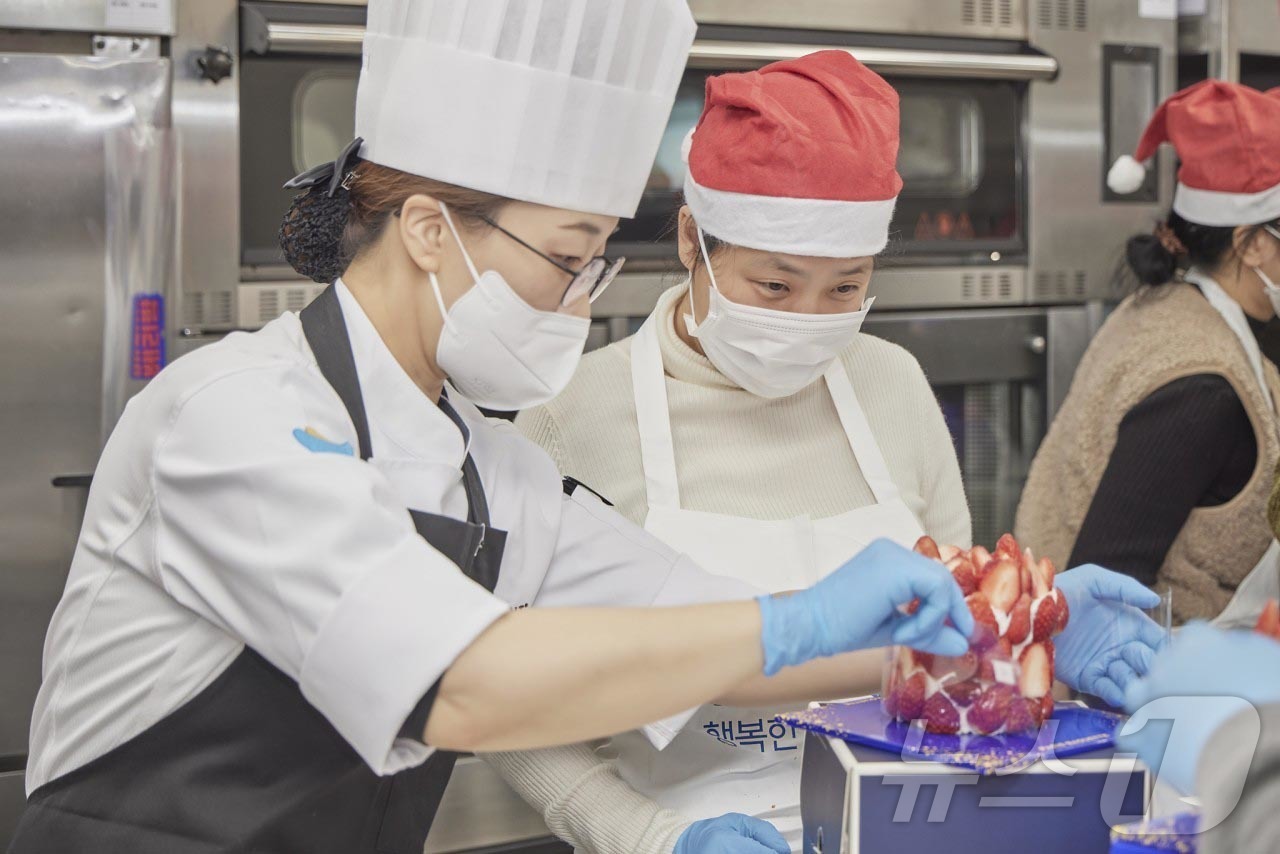 (서울=뉴스1) = SPC그룹이 연말을 맞아 발달장애인 제과제빵 근로자를 위한 교육 기부를 진행했다고 22일 밝혔다. 사진은 파리크라상 송파교육장에서 지난 19일 SPC그룹의 전문 …