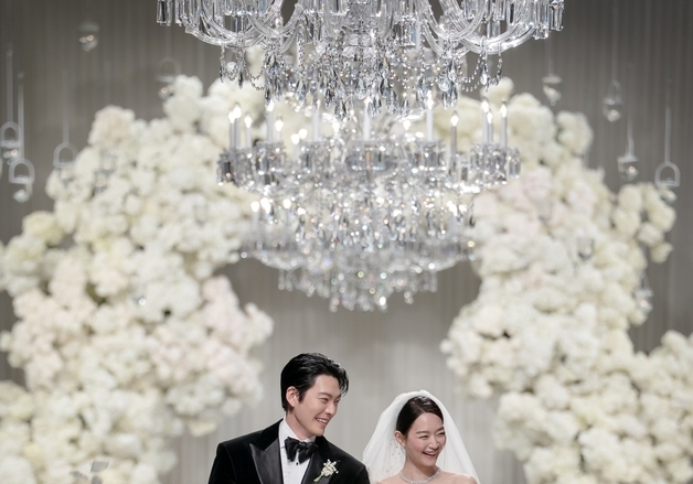 신민아♥김우빈 결혼식 공개…영화 한 장면 같은 순간