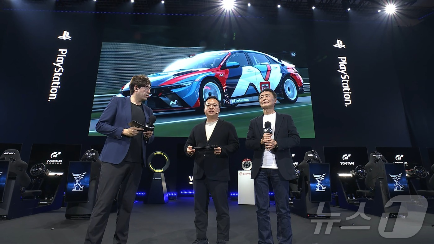 (서울=뉴스1) = 현대차가 지난 21일 일본 후쿠오카 국제 회의장에서 열린 ‘그란 투리스모 2025 월드 시리즈’ 최종전에서 박준우 현대자동차 N매니지먼트실장(상무)과 야마우치 …