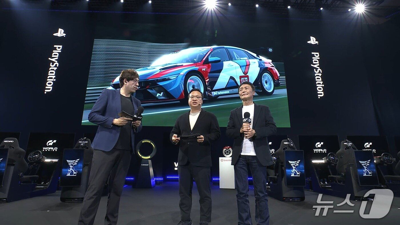 본문 이미지 - 21일 일본 후쿠오카에서 열린 '그란 투리스모 2025 월드 시리즈' 최종전에서 야마우치 카즈노리 폴리포니 디지털 대표(우측), 현대자동차 박준우 N매니지먼트실장 상무(왼쪽)가 내년 1월 그란 투리스모 7에 아반떼 N TCR 투입을 비롯한 게임 업데이트 내용을 발표하고 있다(현대차 제공). 2025.12.21.