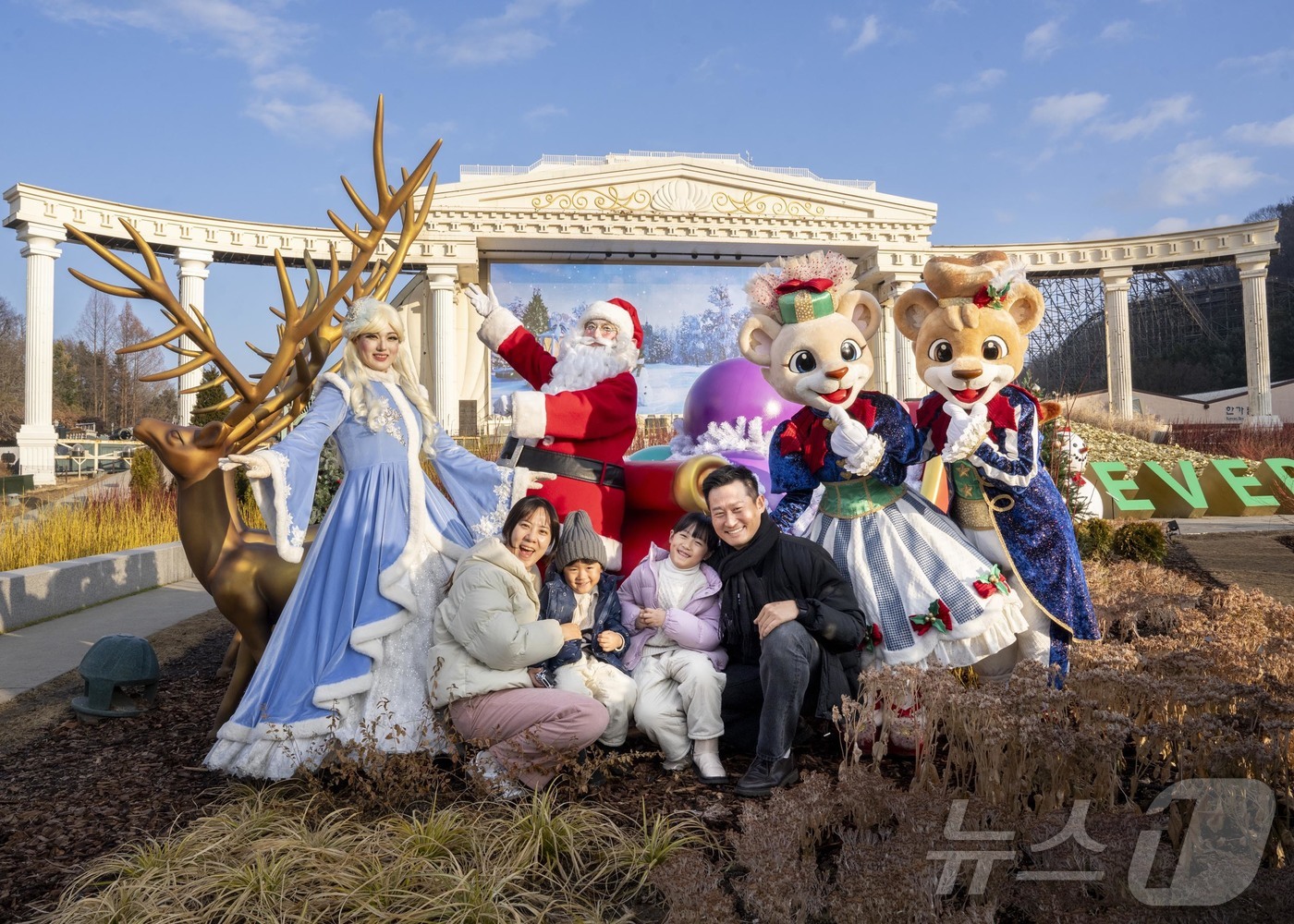 (서울=뉴스1) = 에버랜드가 사흘 앞으로 다가온 크리스마스를 즐길 수 있는 퍼레이드, 특별 공연, 눈썰매, 불꽃쇼 등 다채로운 콘텐츠로 방문객을 맞이한다고 22일 밝혔다. 사진은 …