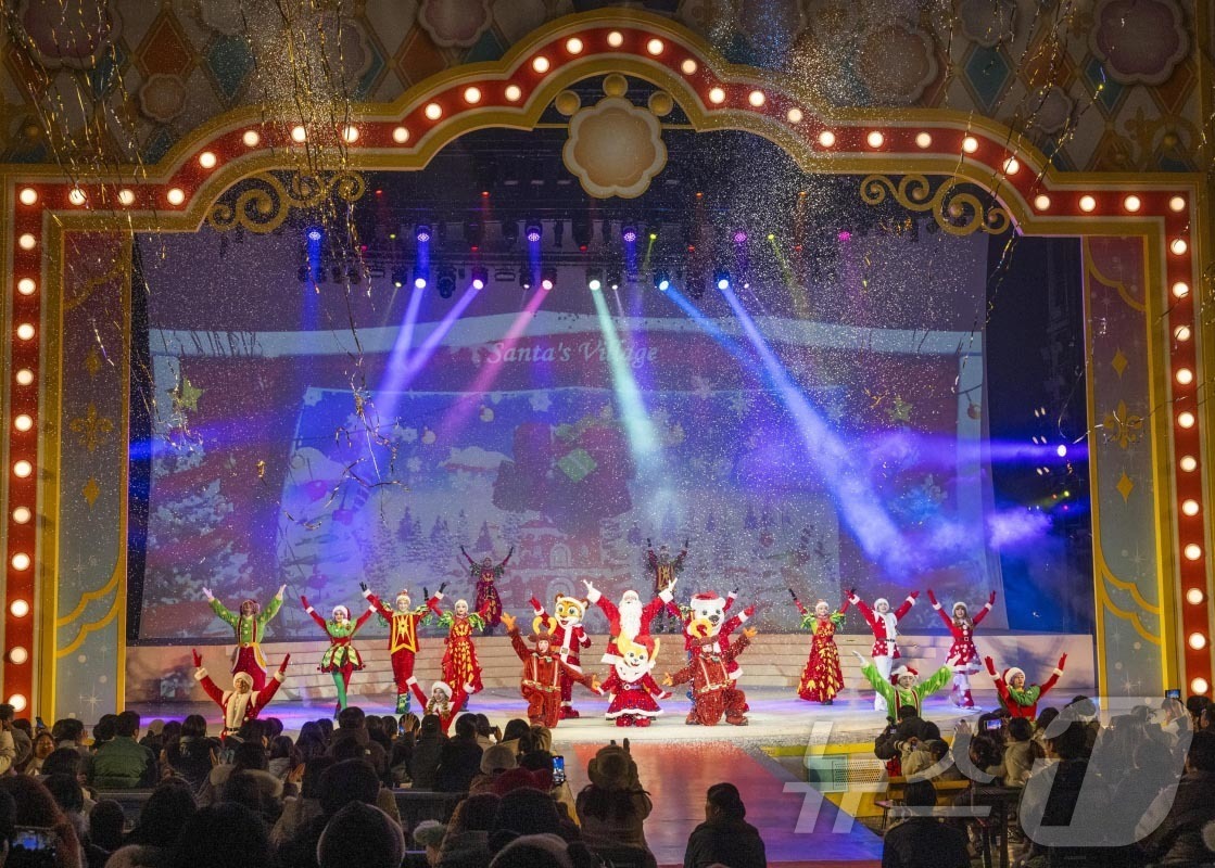 (서울=뉴스1) = 에버랜드가 사흘 앞으로 다가온 크리스마스를 즐길 수 있는 퍼레이드, 특별 공연, 눈썰매, 불꽃쇼 등 다채로운 콘텐츠로 방문객을 맞이한다고 22일 밝혔다. 사진은 …