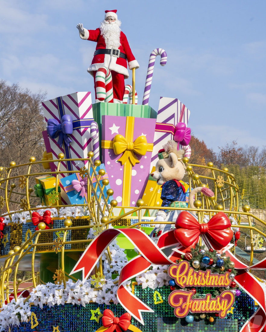 (서울=뉴스1) = 에버랜드가 사흘 앞으로 다가온 크리스마스를 즐길 수 있는 퍼레이드, 특별 공연, 눈썰매, 불꽃쇼 등 다채로운 콘텐츠로 방문객을 맞이한다고 22일 밝혔다. 사진은 …