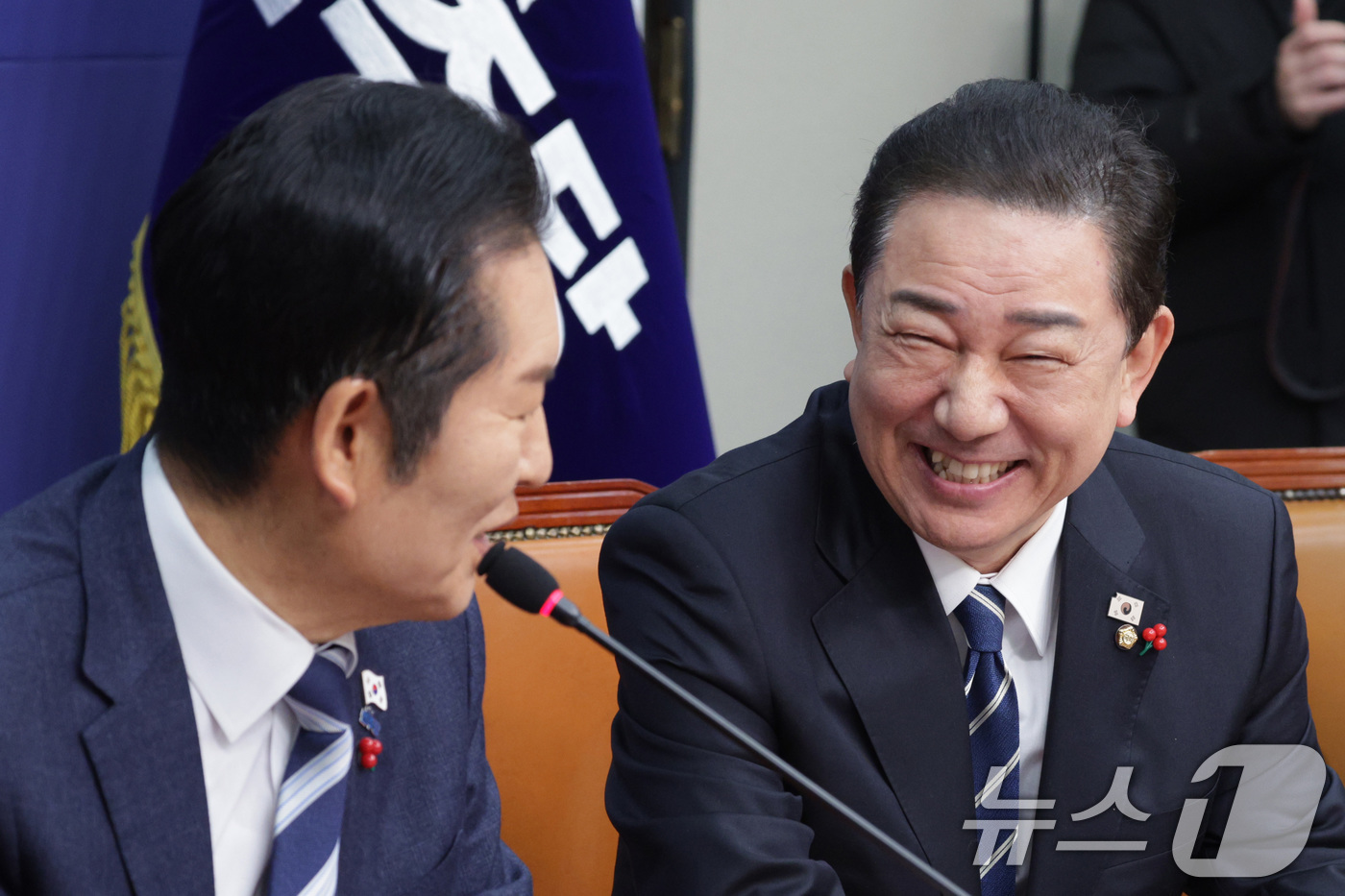 (서울=뉴스1) 신웅수 기자 = 정청래 더불어민주당 대표와 김병기 원내대표가 22일 서울 여의도 국회에서 열린 최고위원회의에서 대화하고 있다. 2025.12.22/뉴스1