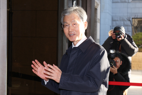 취재진 질문에 답변하는 조희대 대법원장