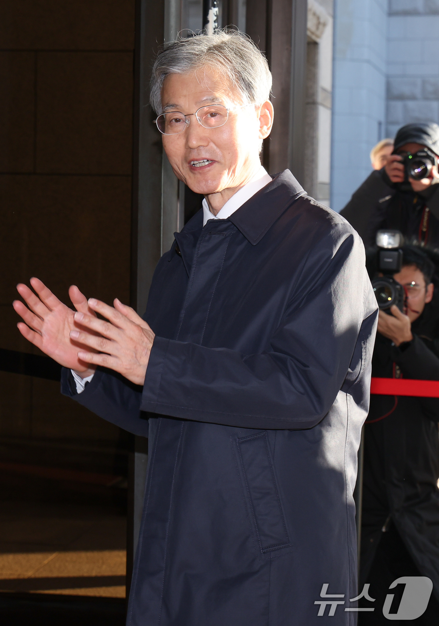 (서울=뉴스1) 안은나 기자 = 조희대 대법원장이 22일 오전 서울 서초구 대법원에서 출근하며 취재진 질문에 답하고 있다. 2025.12.22/뉴스1