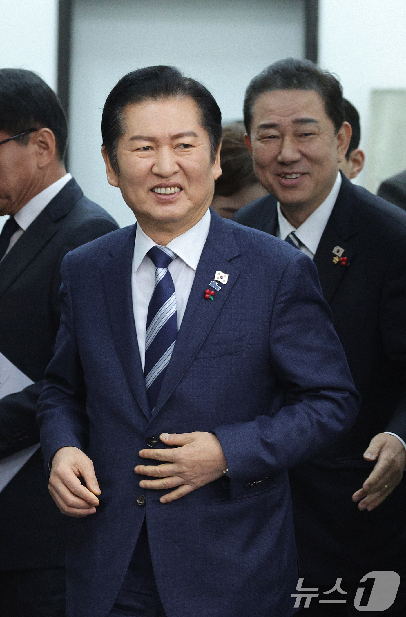 (서울=뉴스1) 신웅수 기자 = 정청래 더불어민주당 대표와 김병기 원내대표가 22일 서울 여의도 국회에서 열린 최고위원회의에 참석하고 있다. 2025.12.22/뉴스1