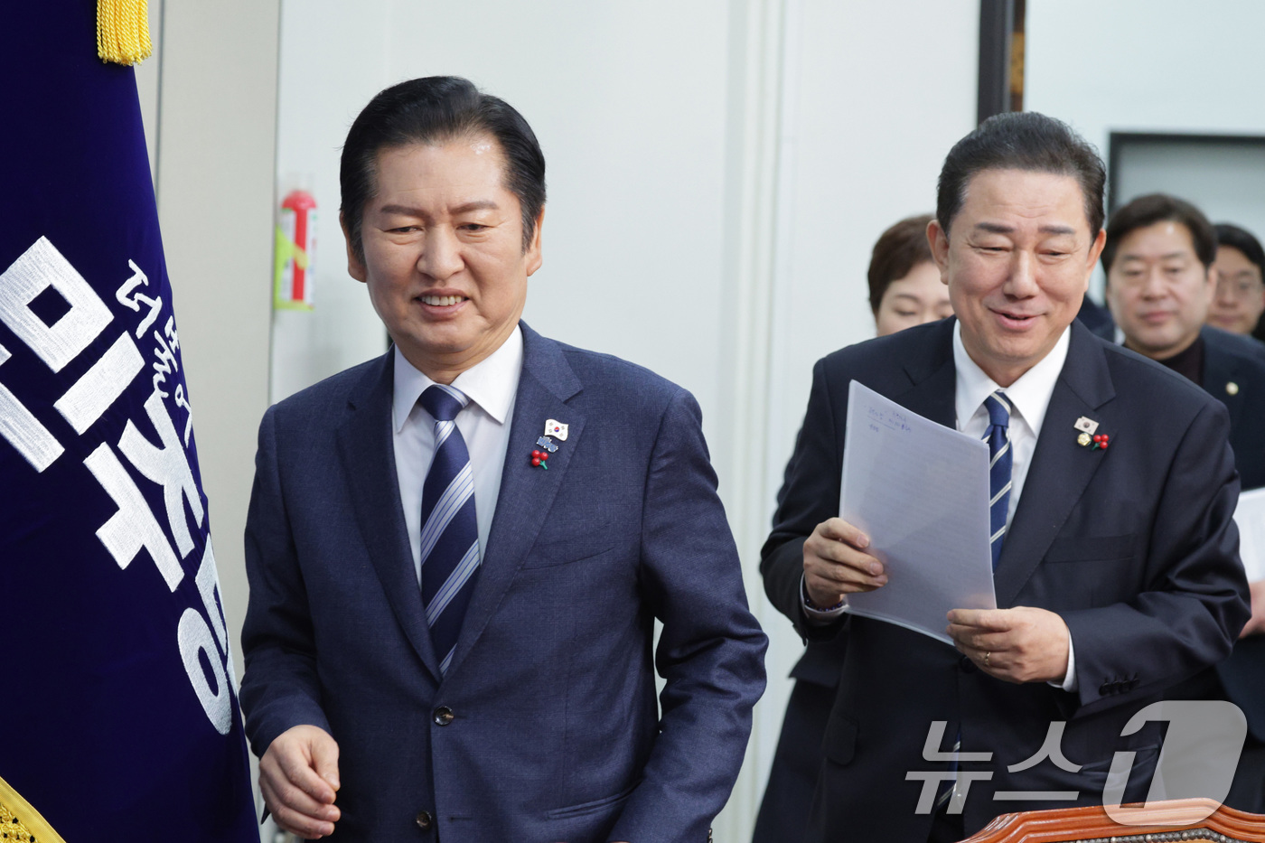 (서울=뉴스1) 신웅수 기자 = 정청래 더불어민주당 대표와 김병기 원내대표가 22일 서울 여의도 국회에서 열린 최고위원회의에 참석하고 있다. 2025.12.22/뉴스1