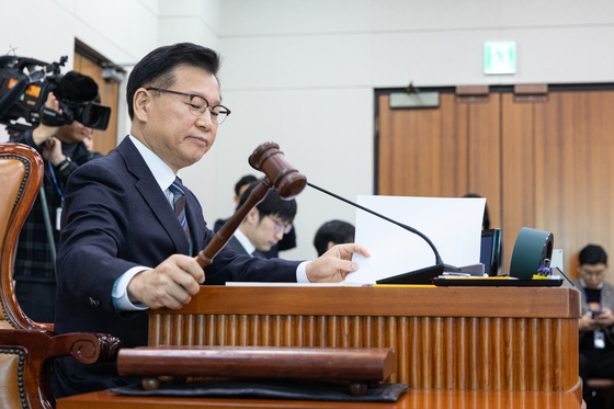 의사봉 두드리는 이양수 위원장