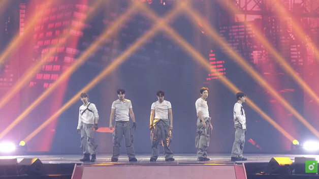 엑소 '으르렁' 무대에 K팝 팬덤 대통합…공백 지운 귀환 [N이슈]