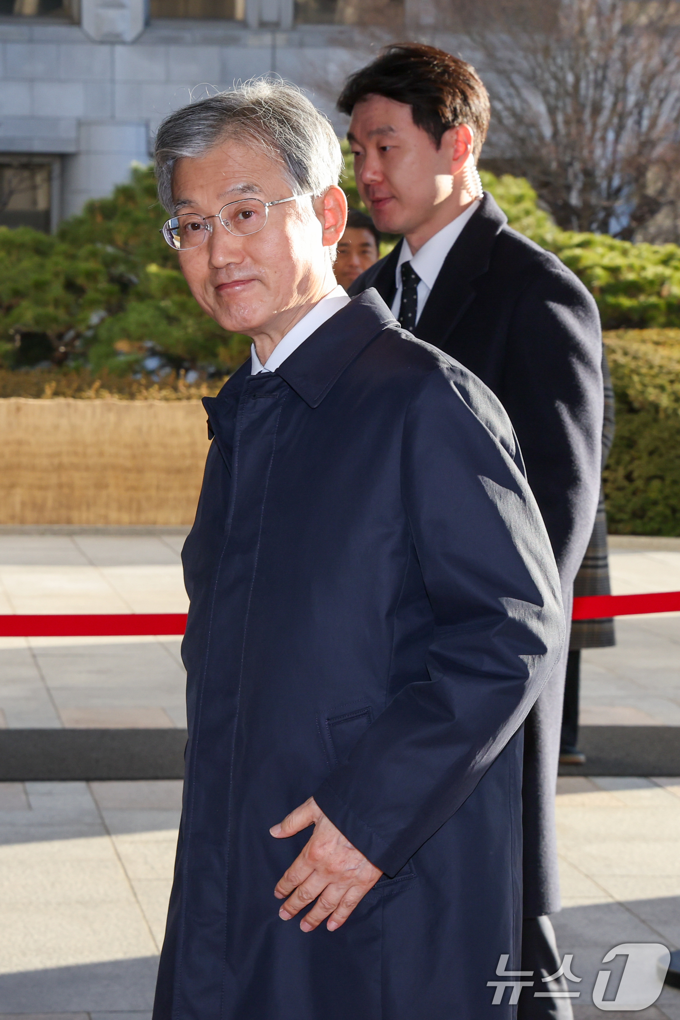 (서울=뉴스1) 안은나 기자 = 조희대 대법원장이 22일 오전 서울 서초구 대법원에 도착해 출근하며 취재진 질문을 듣고 있다. 2025.12.22/뉴스1