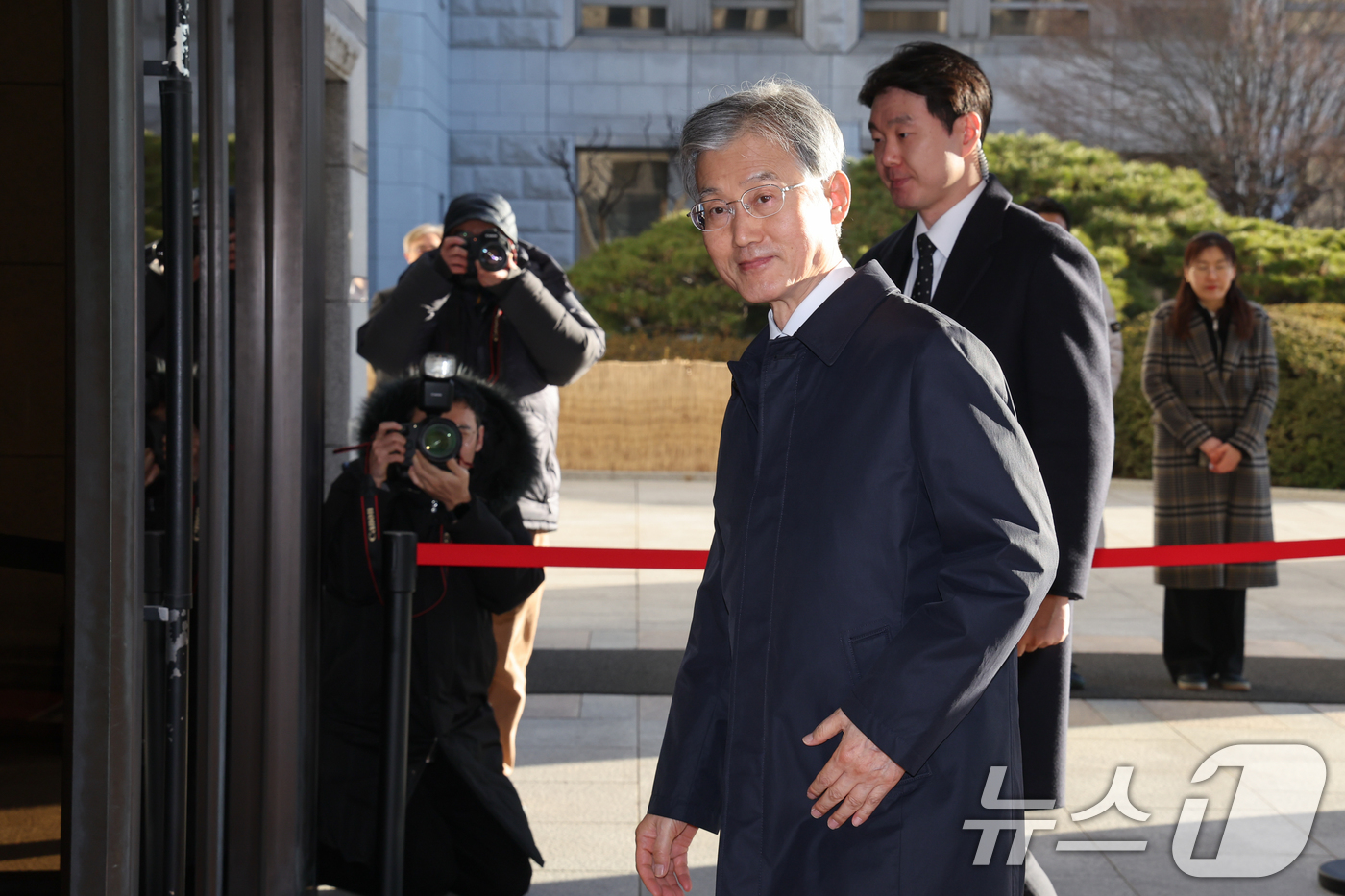 (서울=뉴스1) 안은나 기자 = 조희대 대법원장이 22일 오전 서울 서초구 대법원에 도착해 출근하고 있다. 2025.12.22/뉴스1