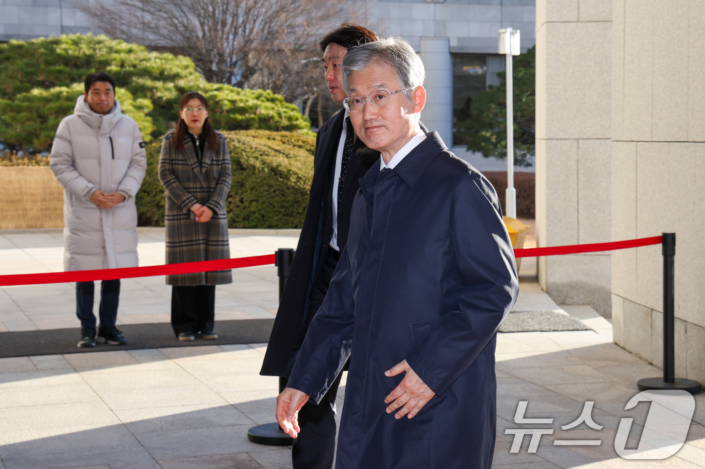 (서울=뉴스1) 안은나 기자 = 조희대 대법원장이 22일 오전 서울 서초구 대법원에 도착해 출근하며 취재진 질문을 듣고 있다. 2025.12.22/뉴스1