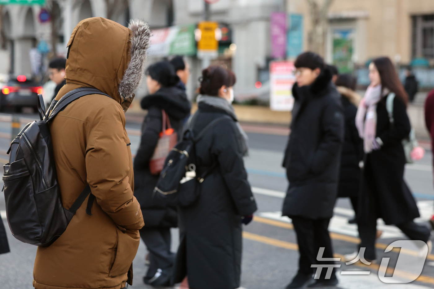 (서울=뉴스1) 황기선 기자 = 절기상 동지인 22일 오전 서울 광화문사거리에서 출근길 시민들이 발걸음을 재촉하고 있다.이날 전국 내륙을 중심으로 최저 -10도 안팎의 강추위가 나 …