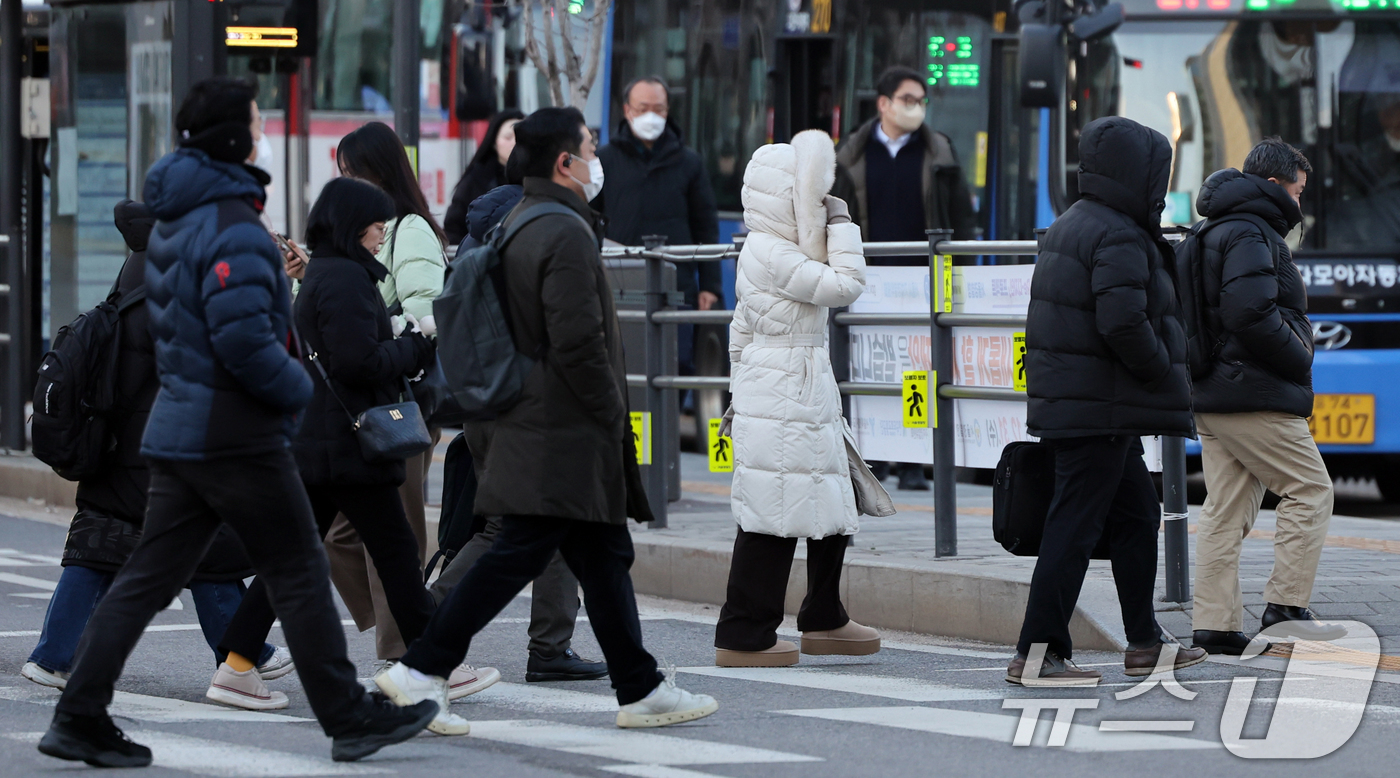 (서울=뉴스1) 황기선 기자 = 절기상 동지인 22일 오전 서울 광화문사거리에서 출근길 시민들이 발걸음을 재촉하고 있다.이날 전국 내륙을 중심으로 최저 -10도 안팎의 강추위가 나 …