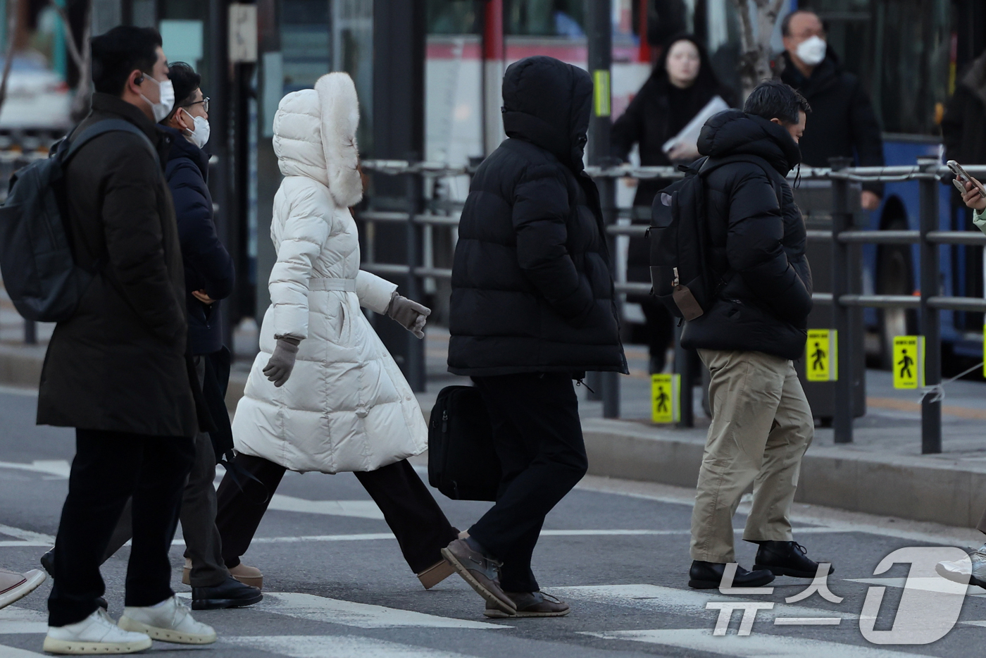 (서울=뉴스1) 황기선 기자 = 절기상 동지인 22일 오전 서울 광화문사거리에서 출근길 시민들이 발걸음을 재촉하고 있다.이날 전국 내륙을 중심으로 최저 -10도 안팎의 강추위가 나 …