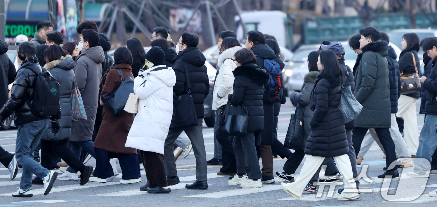 (서울=뉴스1) 황기선 기자 = 절기상 동지인 22일 오전 서울 광화문사거리에서 출근길 시민들이 발걸음을 재촉하고 있다.이날 전국 내륙을 중심으로 최저 -10도 안팎의 강추위가 나 …
