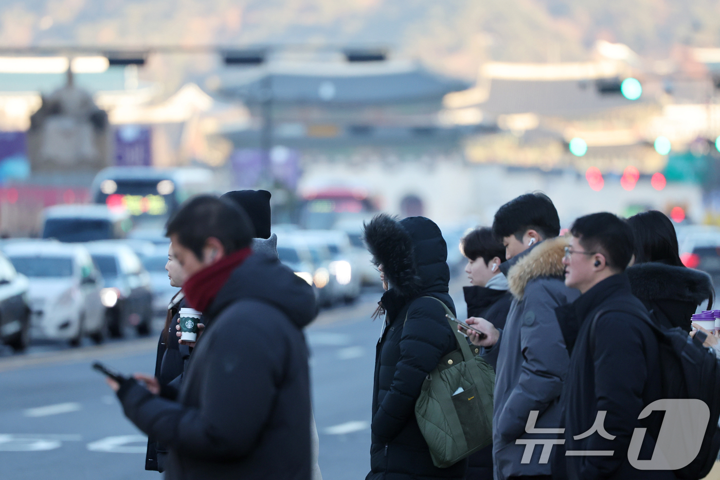(서울=뉴스1) 황기선 기자 = 절기상 동지인 22일 오전 서울 광화문사거리에서 출근길 시민들이 발걸음을 재촉하고 있다.이날 전국 내륙을 중심으로 최저 -10도 안팎의 강추위가 나 …