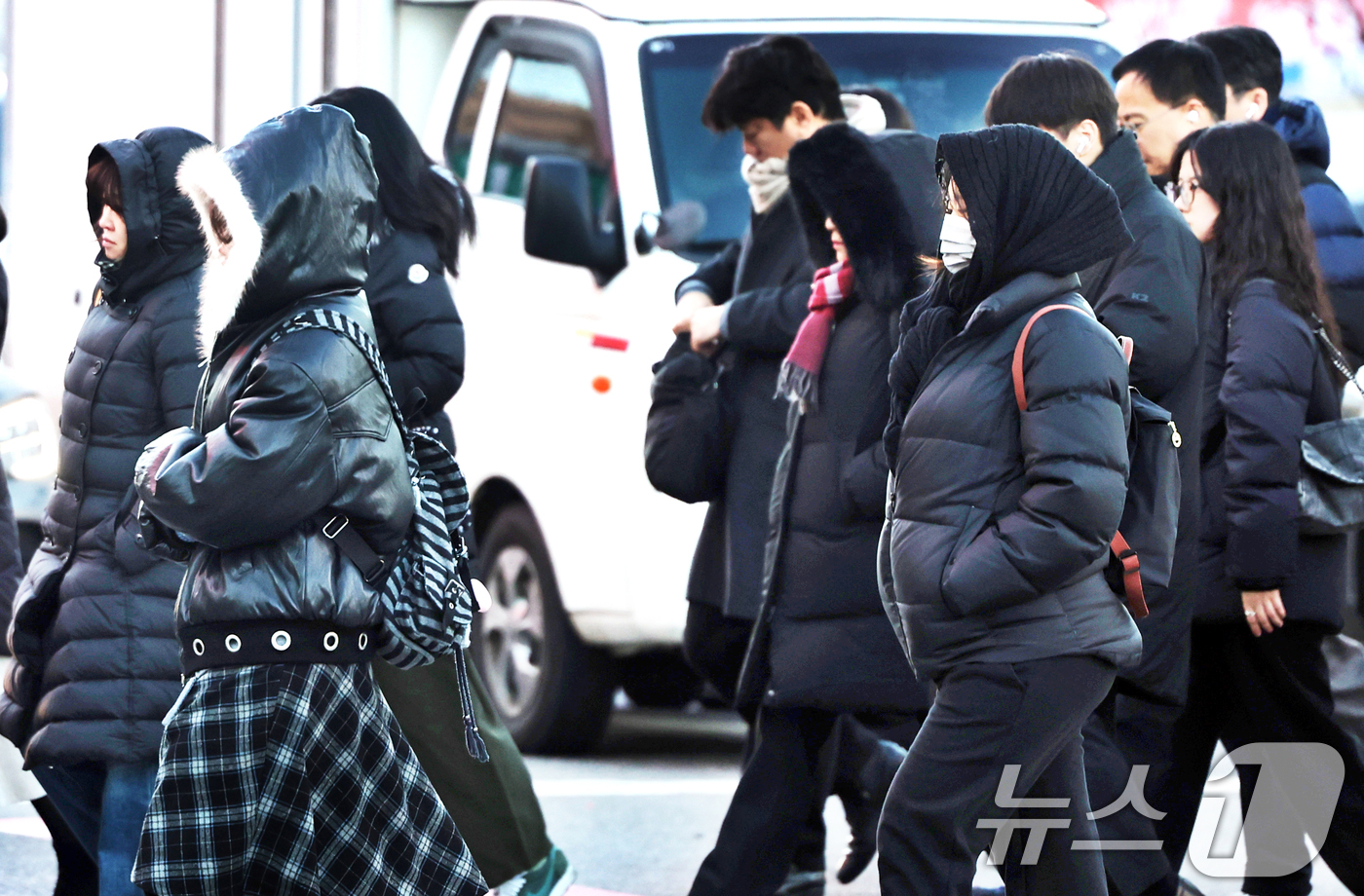 (서울=뉴스1) 황기선 기자 = 절기상 동지인 22일 오전 서울 광화문사거리에서 출근길 시민들이 발걸음을 재촉하고 있다.이날 전국 내륙을 중심으로 최저 -10도 안팎의 강추위가 나 …