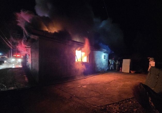 논산 부적면 단독주택서 불…70대 거주자 구조