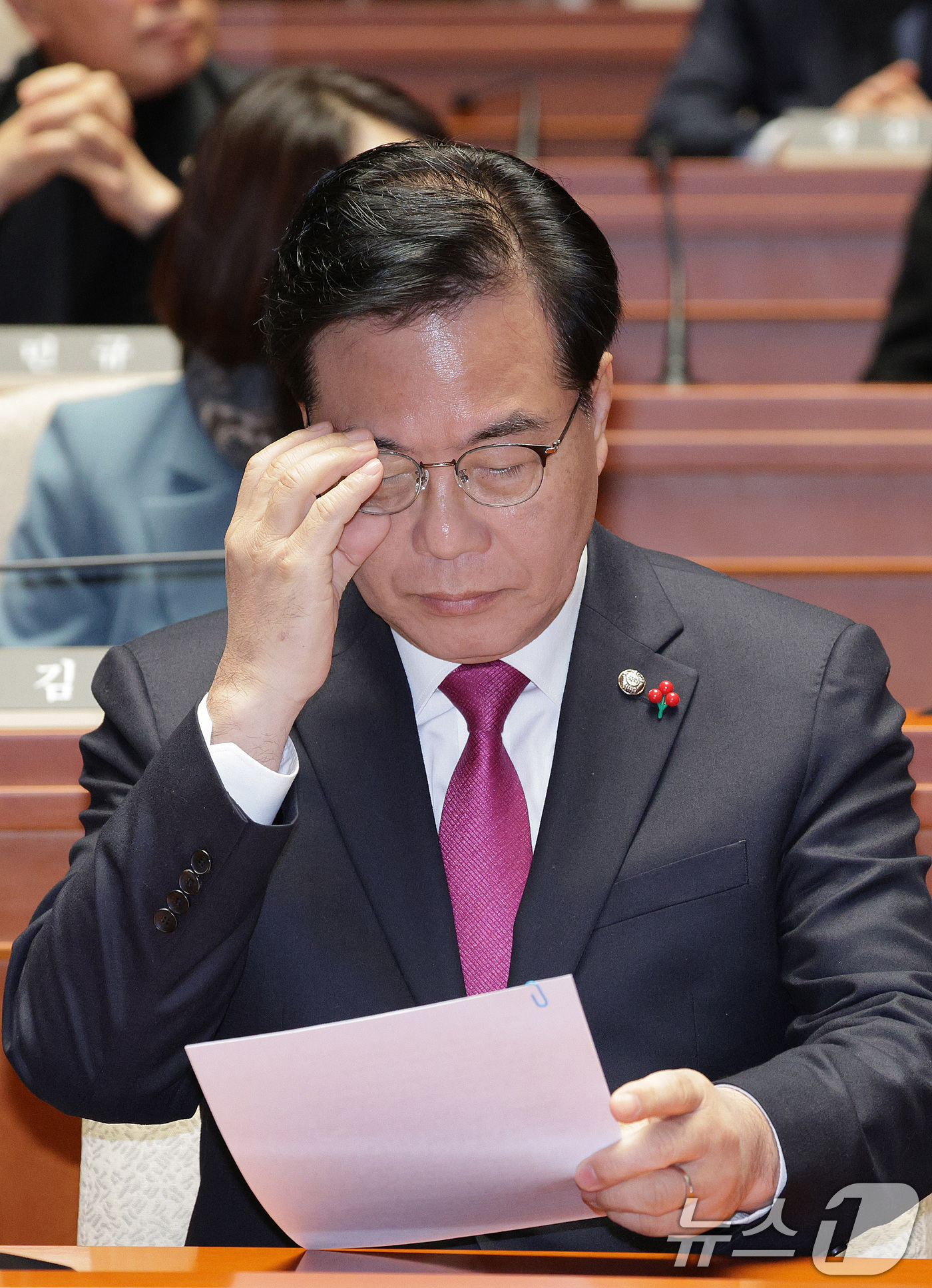 (서울=뉴스1) 신웅수 기자 = 송언석 국민의힘 원내대표가 22일 서울 여의도 국회에서 열린 의원총회에서 자료를 살펴보고 있다. 2025.12.22/뉴스1