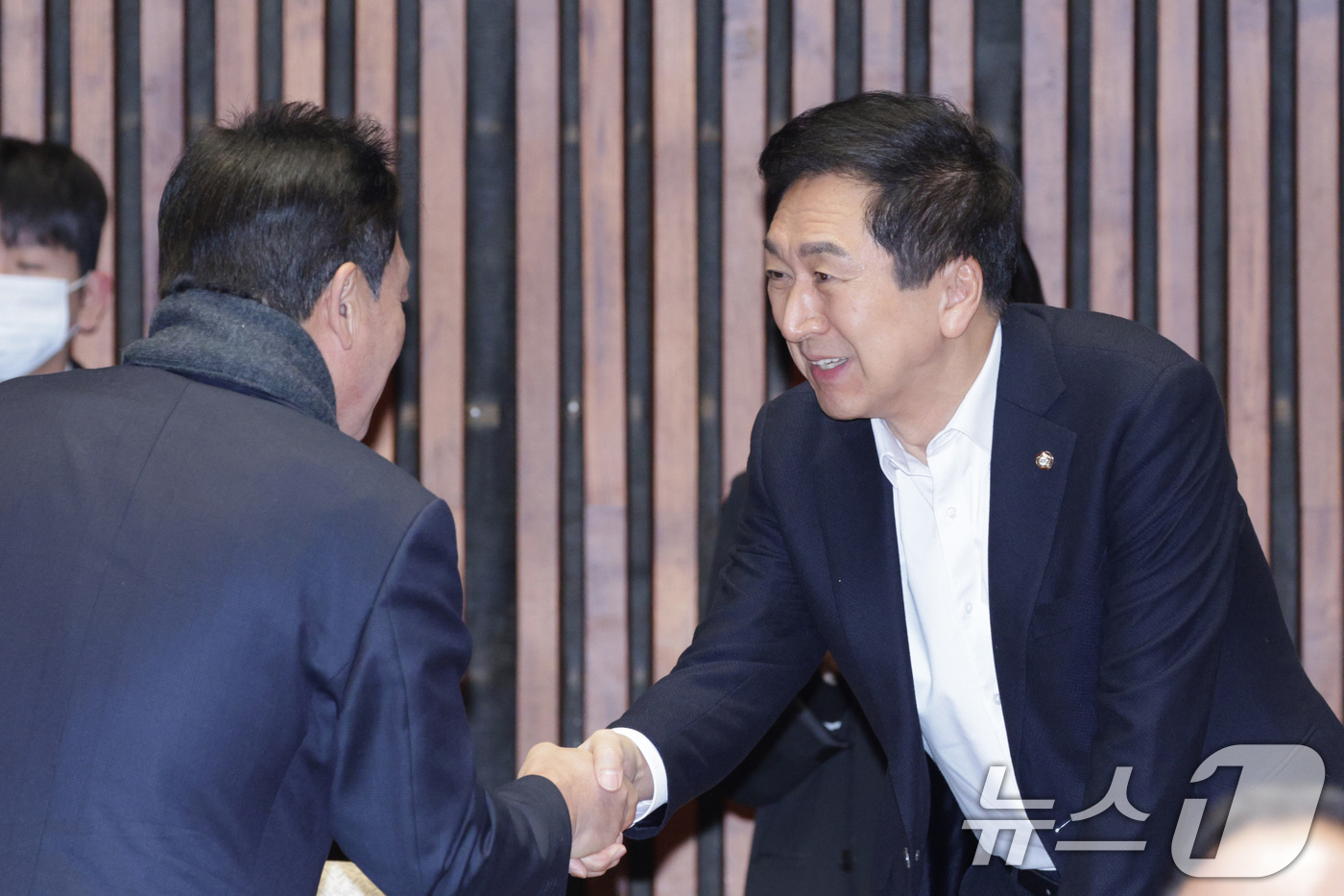 (서울=뉴스1) 신웅수 기자 = 김기현 국민의힘 의원이 22일 서울 여의도 국회에서 열린 의원총회에서 의원들과 인사하고 있다. 2025.12.22/뉴스1
