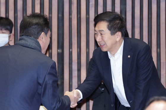 인사 나누는 김기현