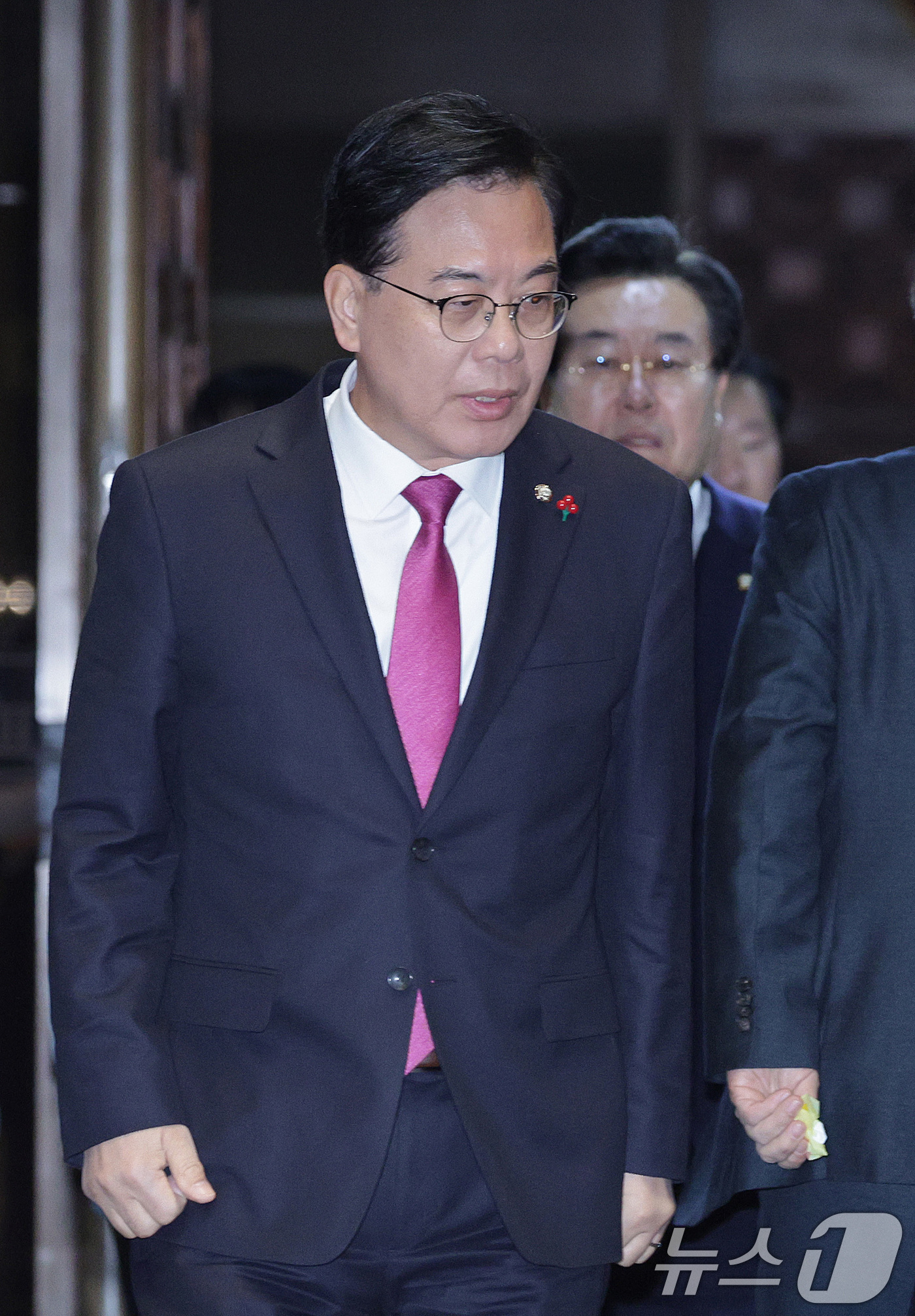 (서울=뉴스1) 신웅수 기자 = 송언석 국민의힘 원내대표가 22일 서울 여의도 국회에서 열린 의원총회에 참석하고 있다. 2025.12.22/뉴스1