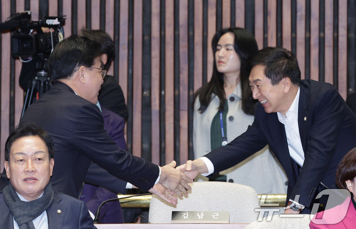 (서울=뉴스1) 신웅수 기자 = 송언석 국민의힘 원내대표와 김기현 의원이 22일 서울 여의도 국회에서 열린 의원총회에서 인사하고 있다. 2025.12.22/뉴스1