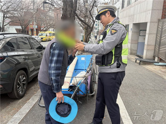 (대전=뉴스1) 이동원 기자 = 대전동부경찰서(서장 정활채)는 동절기 일조시간 감소와 기온 저하로 고령자 교통사망사고 위험이 높아지는 시기를 맞아, 지난 19일 대전 동구 일대에서 …