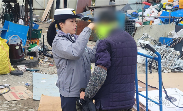 (대전=뉴스1) 이동원 기자 = 대전동부경찰서(서장 정활채)는 동절기 일조시간 감소와 기온 저하로 고령자 교통사망사고 위험이 높아지는 시기를 맞아, 지난 19일 대전 동구 일대에서 …