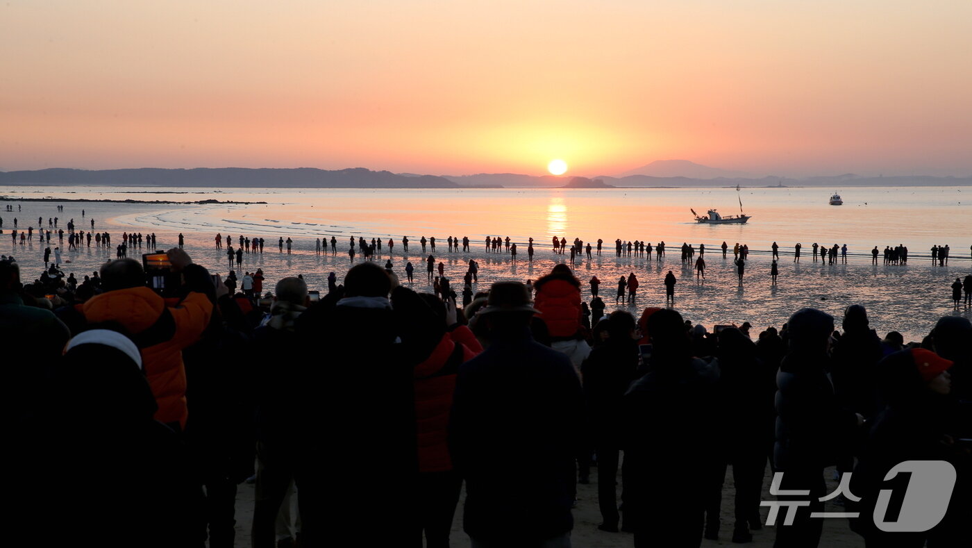 본문 이미지 - 연포해수욕장 해맞이 모습(태안군 제공. 재판매 및 DB금지)2025.12.22/뉴스1