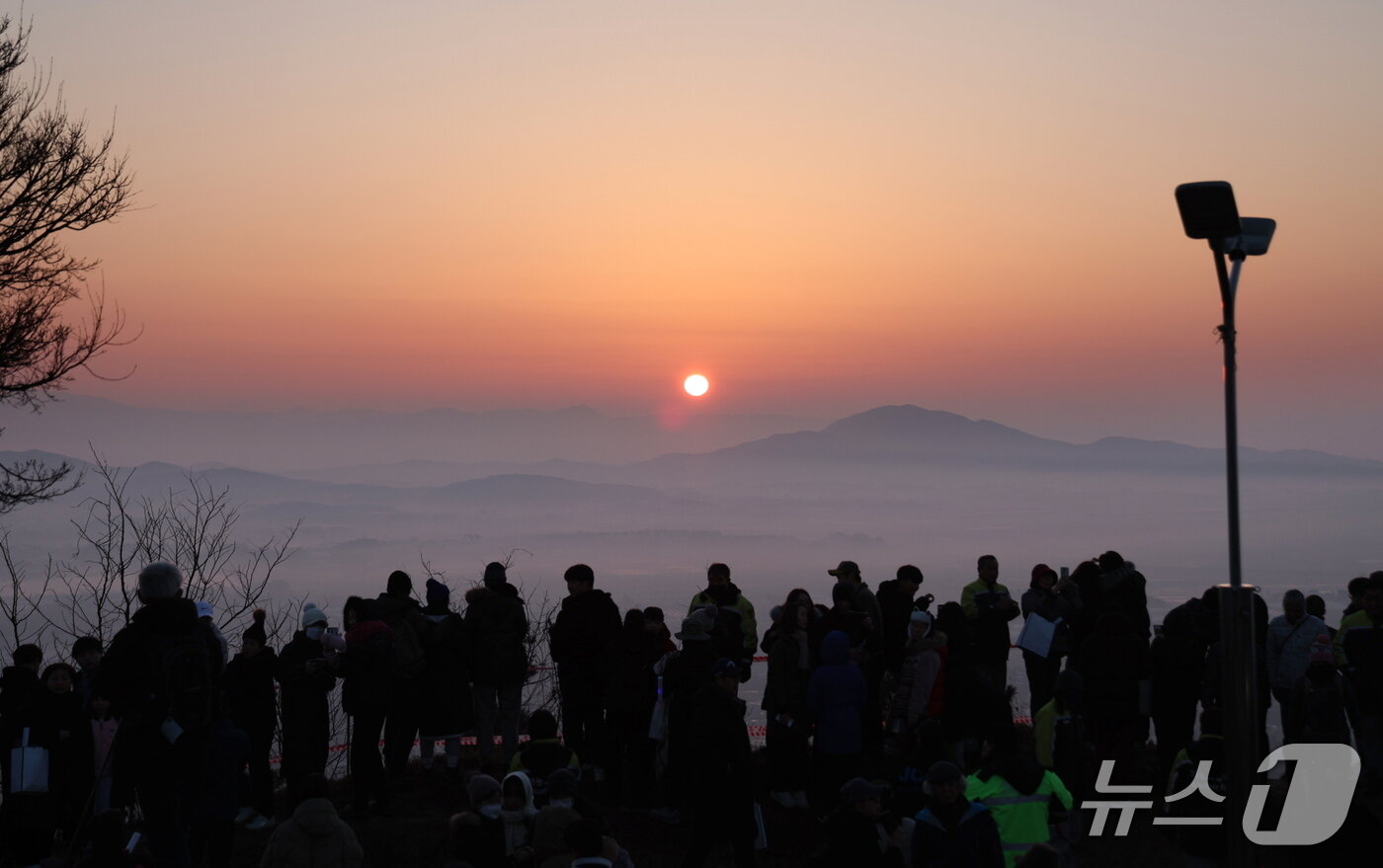 본문 이미지 - 백화산 해맞이 모습(태안군 제공. 재판매 및 DB금지)2025.12.22/뉴스1