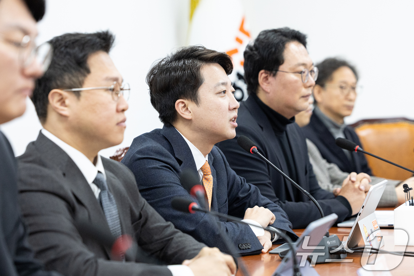 (서울=뉴스1) 이승배 기자 = 이준석 개혁신당 대표가 22일 서울 여의도 국회에서 열린 최고위원회의에서 모두발언하고 있다. 2025.12.22/뉴스1