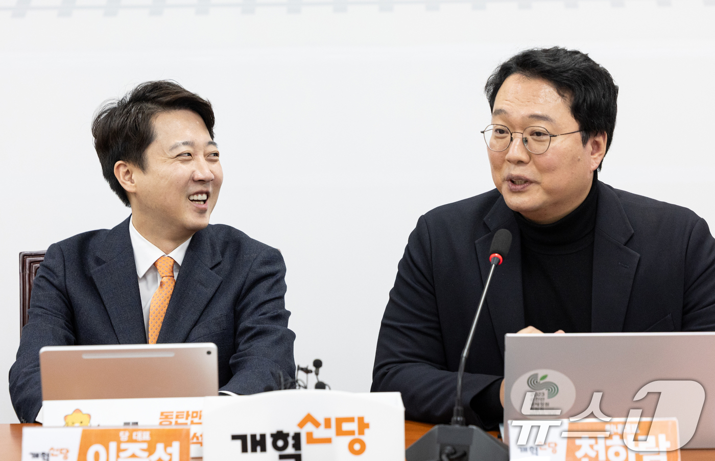 (서울=뉴스1) 이승배 기자 = 이준석 개혁신당 대표가 22일 서울 여의도 국회에서 열린 최고위원회의에서 천하람 원내대표를 바라보며 미소 짓고 있다. 2025.12.22/뉴스1