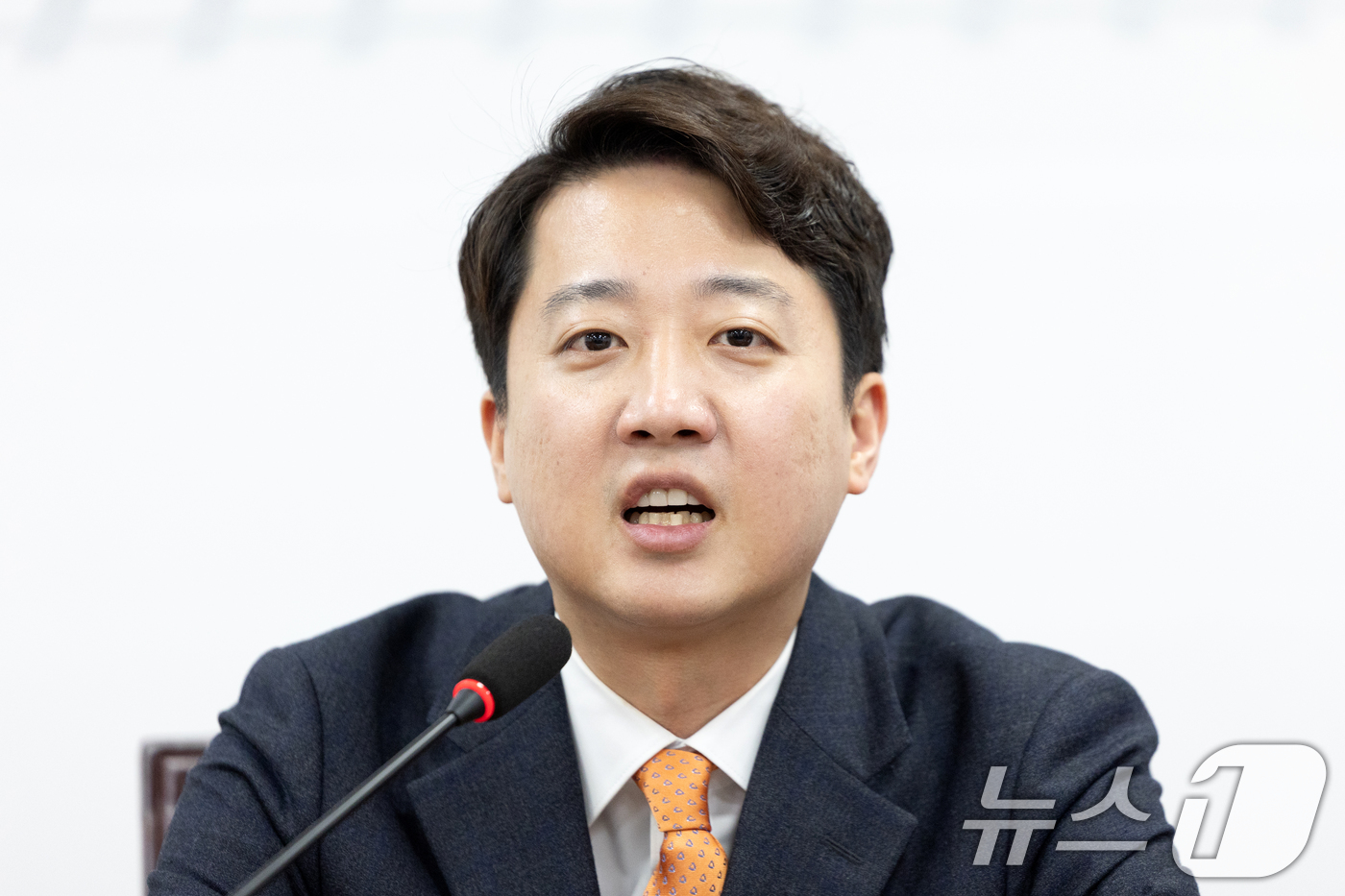 (서울=뉴스1) 이승배 기자 = 이준석 개혁신당 대표가 22일 서울 여의도 국회에서 열린 최고위원회의에서 모두발언하고 있다. 2025.12.22/뉴스1