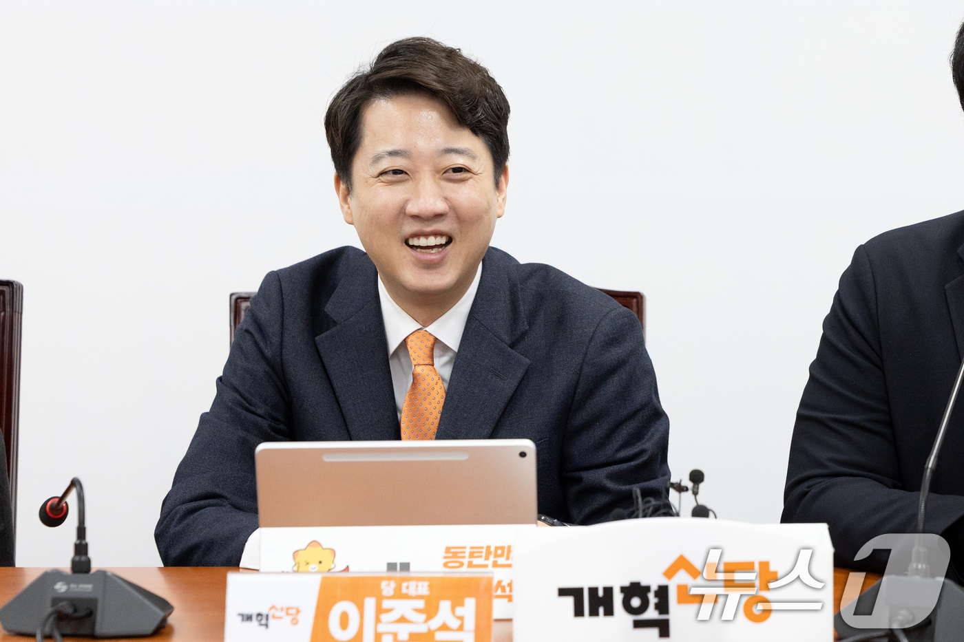 (서울=뉴스1) 이승배 기자 = 이준석 개혁신당 대표가 22일 서울 여의도 국회에서 열린 최고위원회의에서 미소 짓고 있다. 2025.12.22/뉴스1